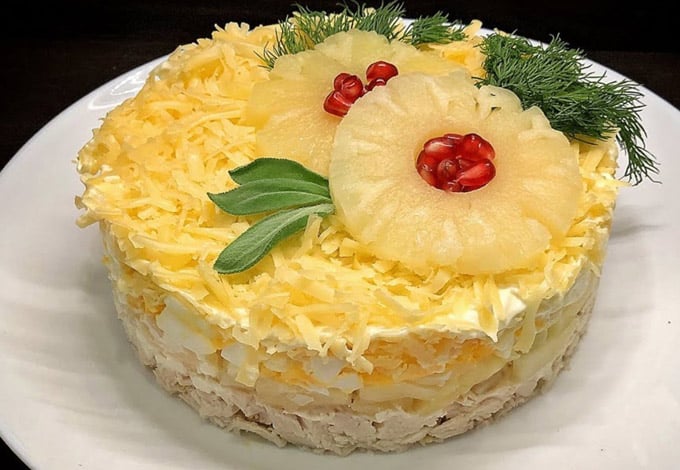 слоёный салат курица с ананасами