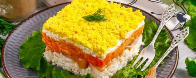 слоёный салат с тунцом и яйцом
