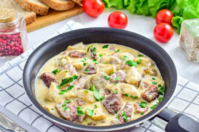 Говядина с грибами в сливочном соусе