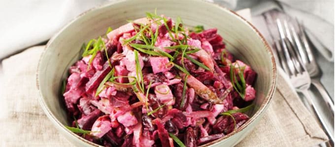салат с фасолью, свеклой и курицей