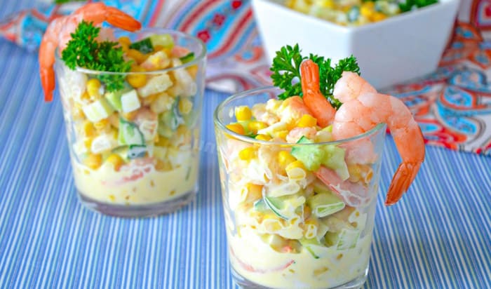 Салат с креветками, яйцом и кукурузой