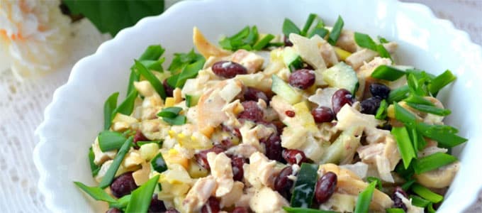 салат зимняя сказка с курицей, фасолью и маринованными грибами